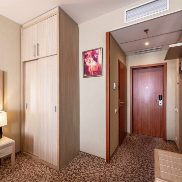 Номер "Стандарт Плюс мансардный с двуспальной кроватью"