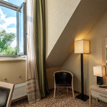 Номер "Стандарт Плюс мансардный с двуспальной кроватью"