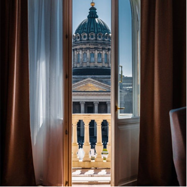 Номер "Люкс с балконом и видом на Казанский собор"