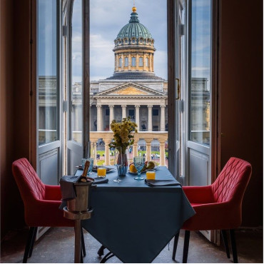 Номер "Люкс с балконом и видом на Казанский собор"