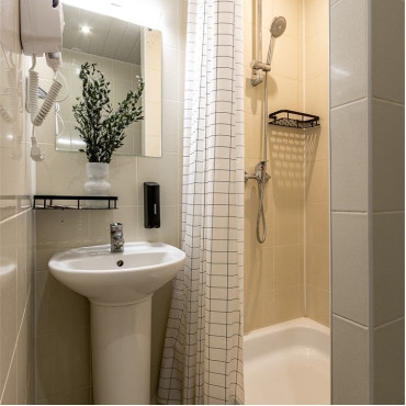 Номер "Стандартный номер с 2 кроватями и собственной ванной"