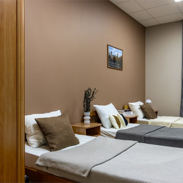 Номер "Трехместный номер с общей ванной комнатой"