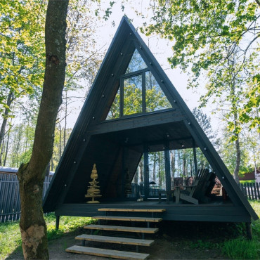 Коттедж "Правдинское озеро A-frame Red"