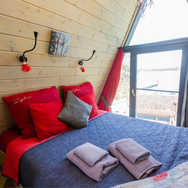 Коттедж "Правдинское озеро A-frame Red"