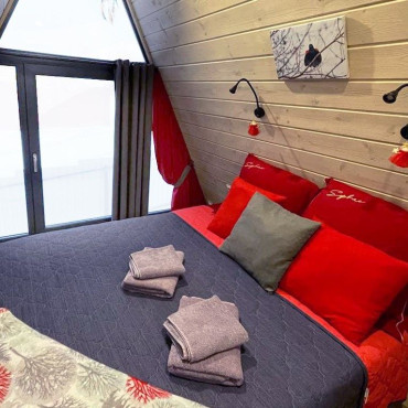 Коттедж "Правдинское озеро A-frame Red"