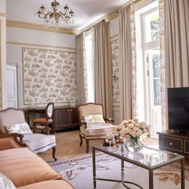 Номер "Двухкомнатный люкс Роял с террасой и с видом на сад"