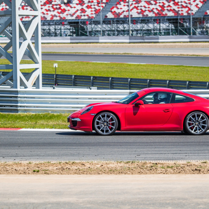 Заезд за рулем спорткара по гоночной трассе в Москве