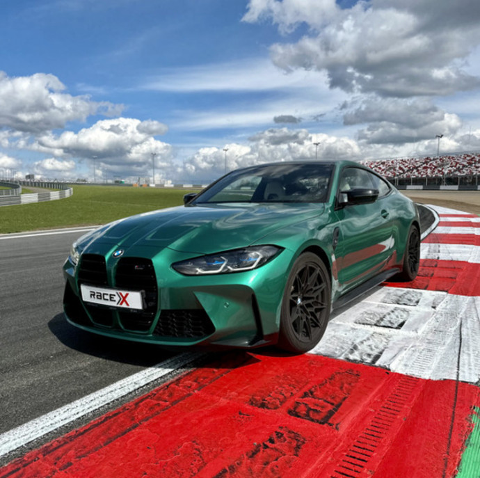 Заезд за рулем спорткара по гоночной трассе в Москве