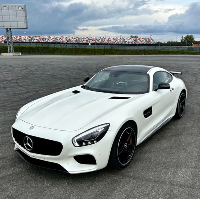 Заезд за рулем спорткара по гоночной трассе в Москве