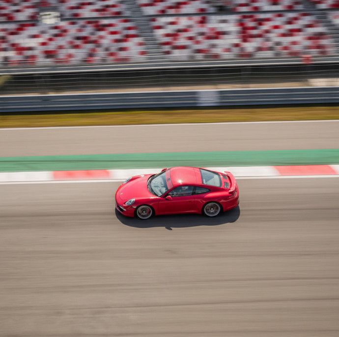 Заезд за рулем спорткара по гоночной трассе в Москве