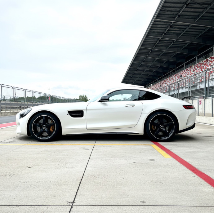 Заезд за рулем спорткара по гоночной трассе в Москве