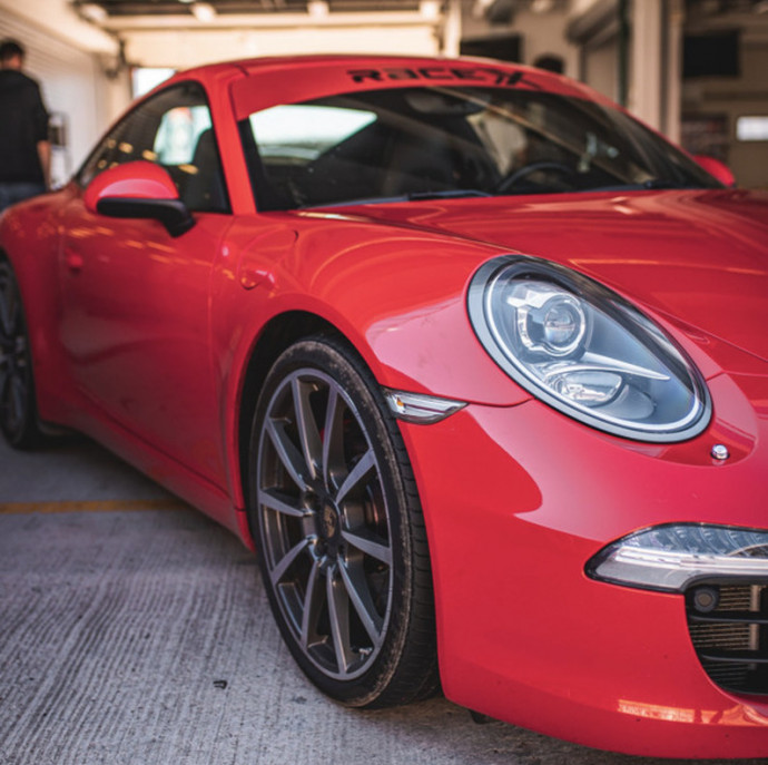 Заезд за рулем спорткара по гоночной трассе в Москве