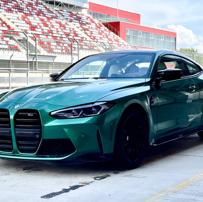 Заезд за рулем спорткара по гоночной трассе в Москве