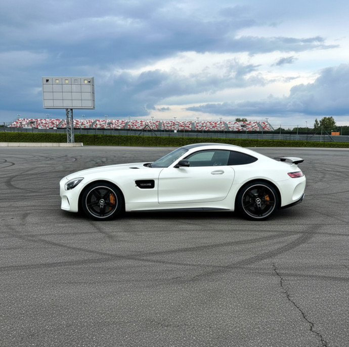 Заезд за рулем спорткара по гоночной трассе в Москве