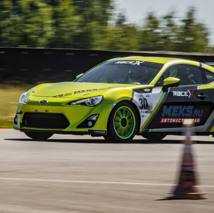 Заезд за рулем спорткара по гоночной трассе в Москве