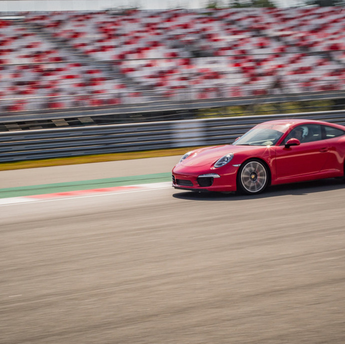 Заезд за рулем спорткара по гоночной трассе в Москве