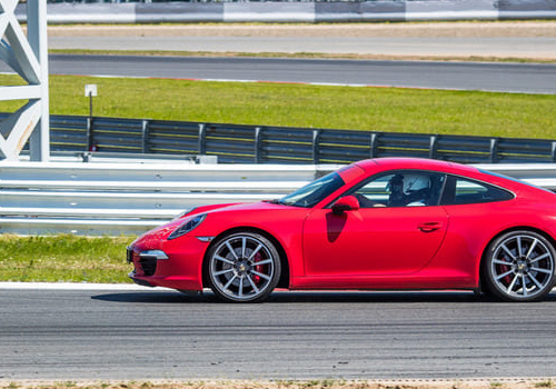 Заезд за рулем спорткара по гоночной трассе в Москве