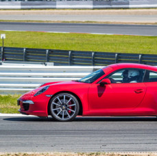 Заезд за рулем спорткара по гоночной трассе в Москве