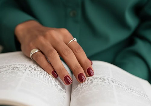 Маникюр для женщин в Москве