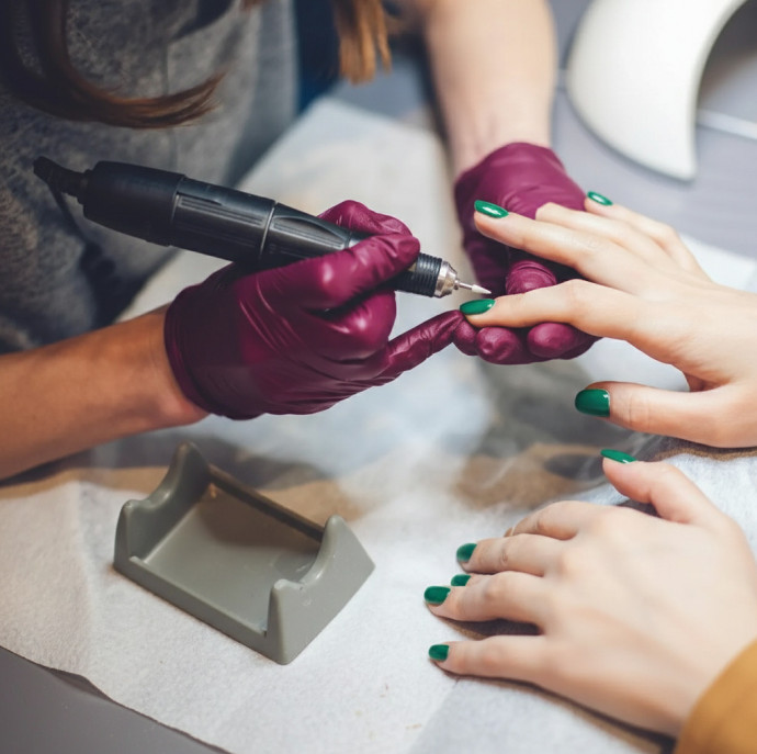 Маникюр с покрытием гель лак и уходом для рук в Москве