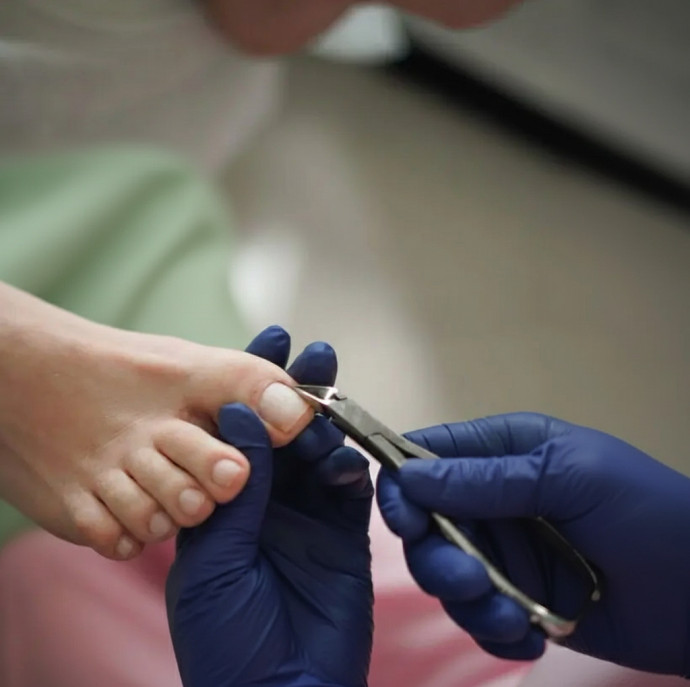 Smart педикюр с покрытием гель лак и уходом в Москве