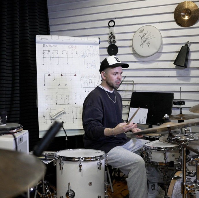 Мастер-класс по игре на барабанах в Москве