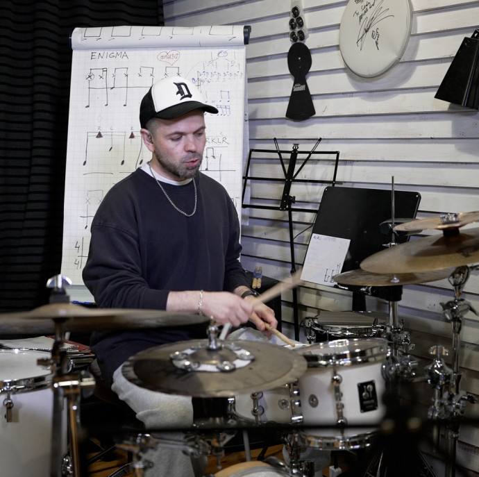 Мастер-класс по игре на барабанах в Москве