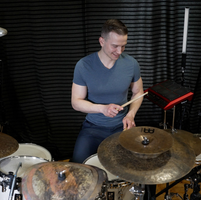 Мастер-класс по игре на барабанах в Москве
