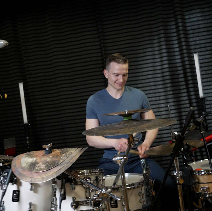 Мастер-класс по игре на барабанах в Москве