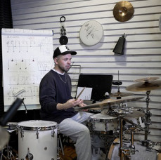 Мастер-класс по игре на барабанах в Москве