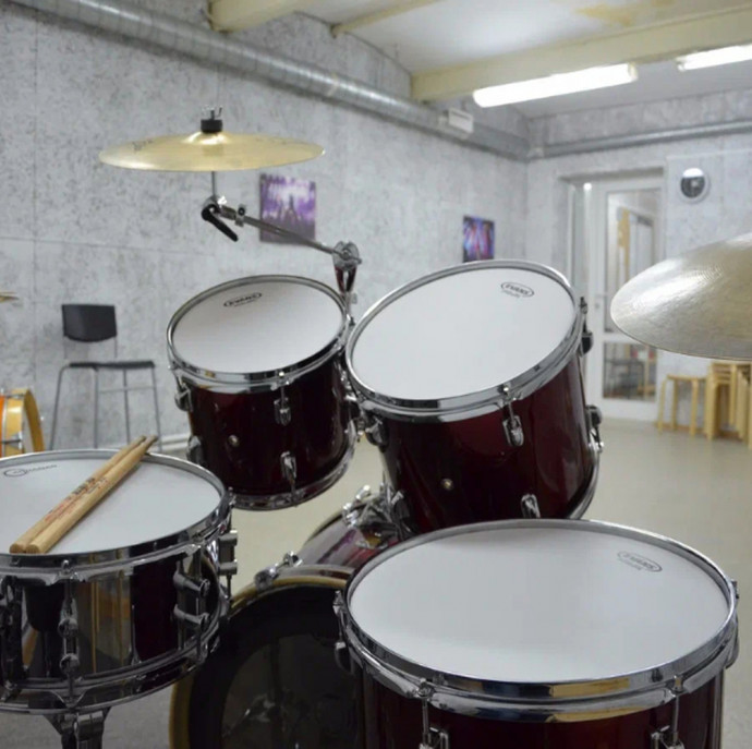 Курс игры на барабанах для начинающих в Москве