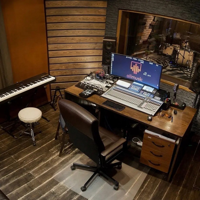 Запись песни в профессиональной студии в Москве