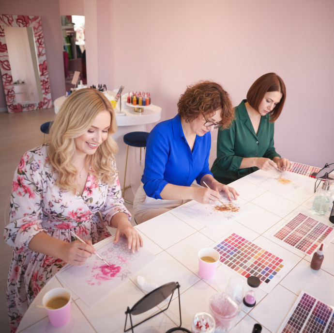 Изготовление косметики в лаборатории Makeup Kitchen в Москве