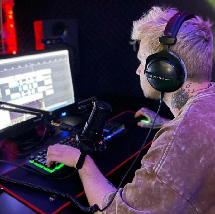 Создание музыки и продвижение треков в студии звукозаписи в Москве