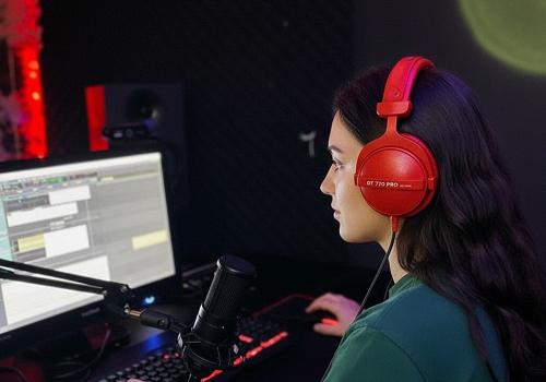 Создание музыки и продвижение треков в студии звукозаписи в Москве