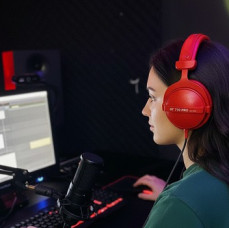 Создание музыки и продвижение треков в студии звукозаписи в Москве