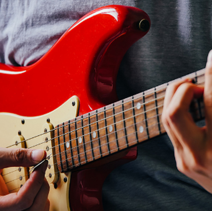 Занятия по игре на гитаре для взрослых в Москве