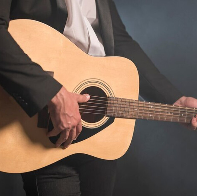 Занятия по игре на гитаре для взрослых в Москве