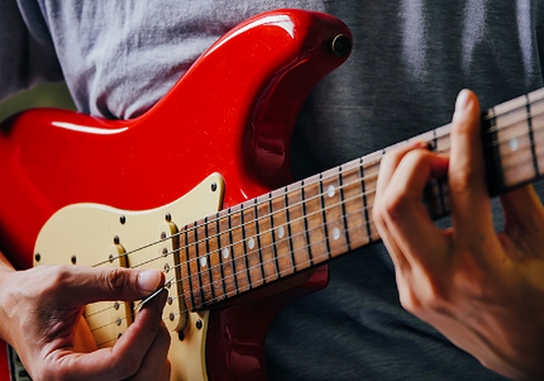 Занятия по игре на гитаре для взрослых в Москве