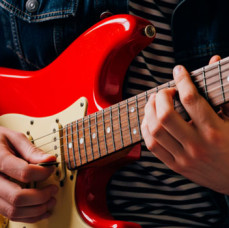 Занятия по игре на гитаре для взрослых в Москве