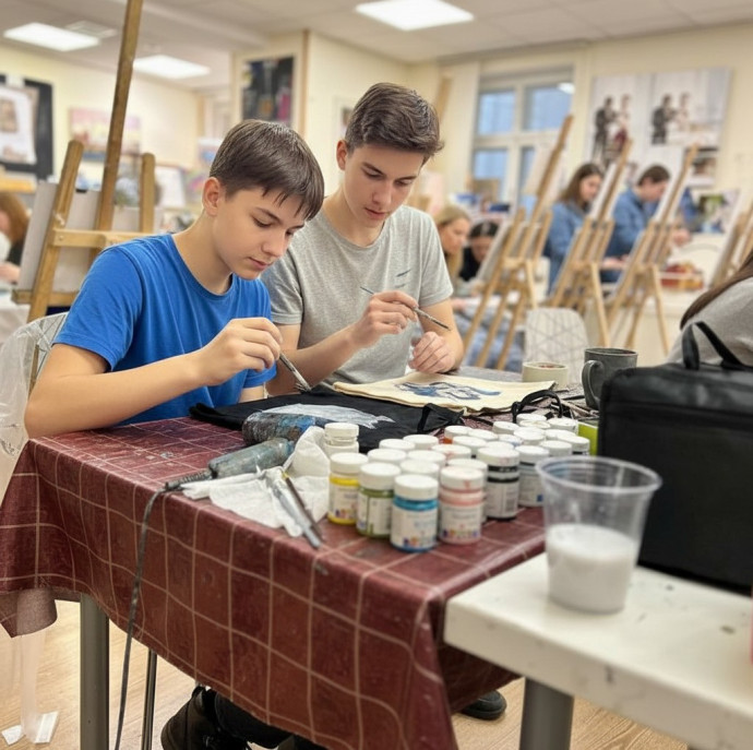 Семейный мастер-класс по росписи одежды в Москве