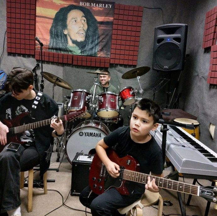 Абонемент на 4 урока игры на гитаре с основателем школы в Москве