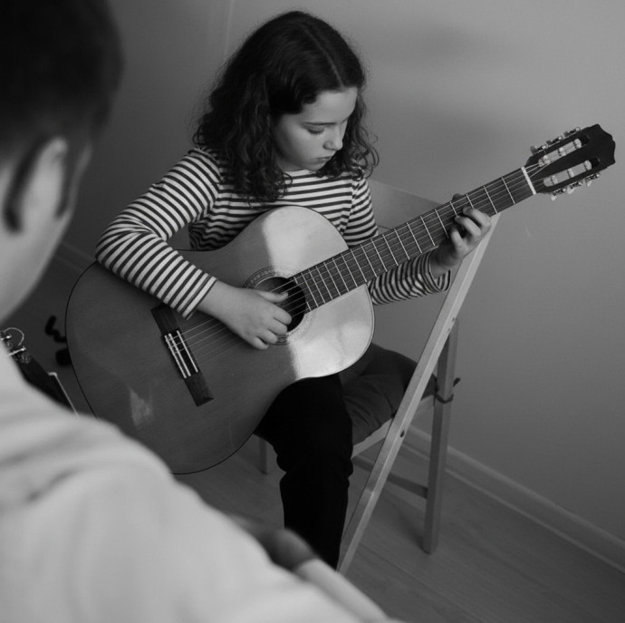 Абонемент на 4 урока игры на гитаре с основателем школы в Москве