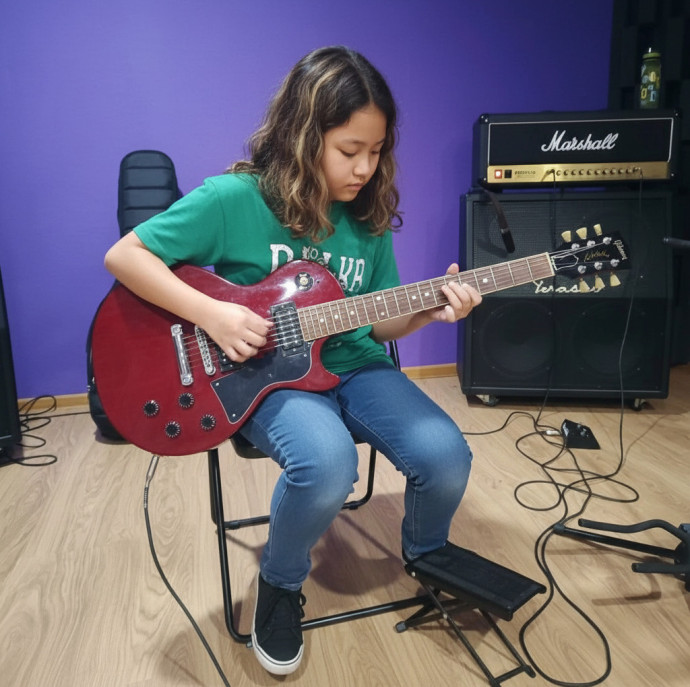 Абонемент на 4 урока игры на гитаре с основателем школы в Москве