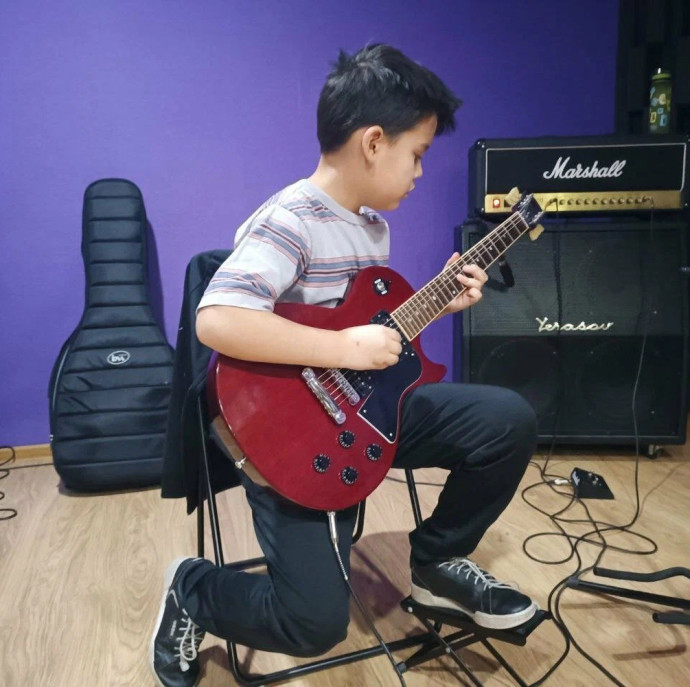 Абонемент на 4 урока игры на гитаре с основателем школы в Москве