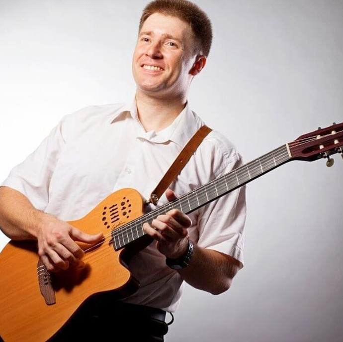 Абонемент на 4 урока игры на гитаре с основателем школы в Москве