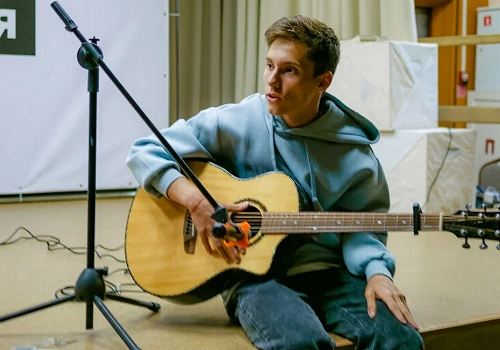 Абонемент на 4 урока игры на гитаре с основателем школы в Москве