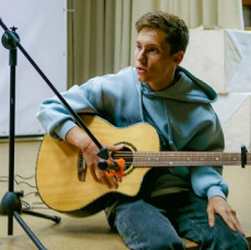 Абонемент на 4 урока игры на гитаре с основателем школы в Москве