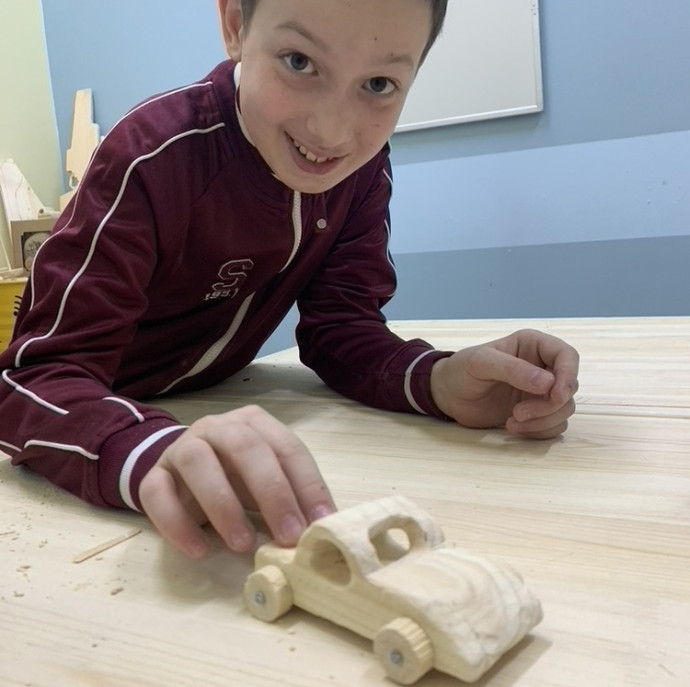 Занятие в столярной мастерской для детей в Москве