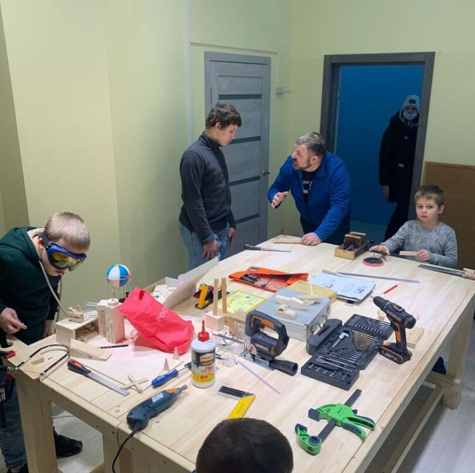 Занятие в столярной мастерской для детей в Москве